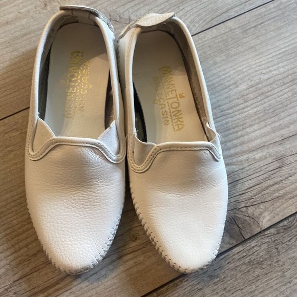 MINNETONKA SIZE 5 Genuine Leather Moccasins White NWOT - Picture 2 of 5